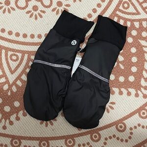 lululemon athletica Black with Reflective Trim gloves run fast gloves NWT XS S
